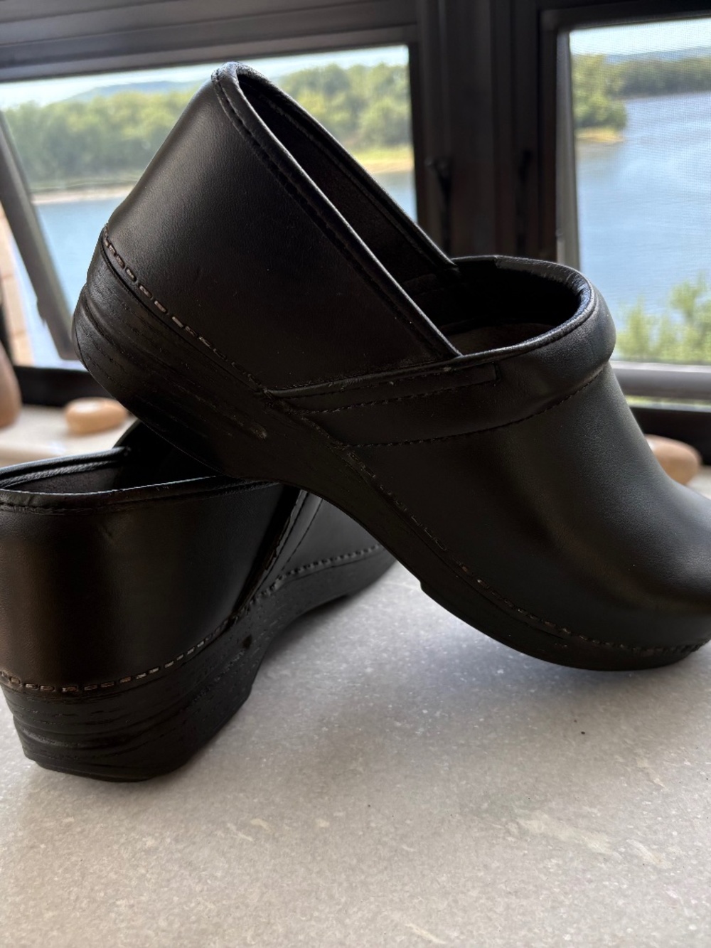 Dansko Professional Black Leather Clogs – EU 42 / US 11–12 – Excellent Condition